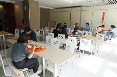 探索公益新路徑 奉賢民營(yíng)企業(yè)為何“倒貼錢(qián)”運(yùn)營(yíng)社區(qū)食堂？